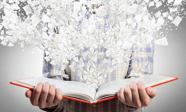 Ragazzo con libro in mano — Foto Stock