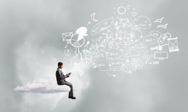 Cep telefonunu kullanan bir adam.