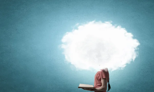 Σύννεφο με επικεφαλής γυναίκα διαβάσει βιβλίο — Φωτογραφία Αρχείου