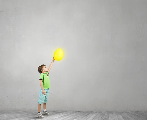 Bambino felice incurante — Foto Stock