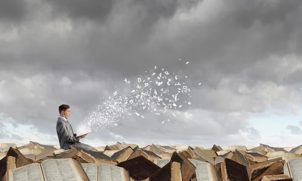 Leggi per ampliare la tua mente — Foto Stock