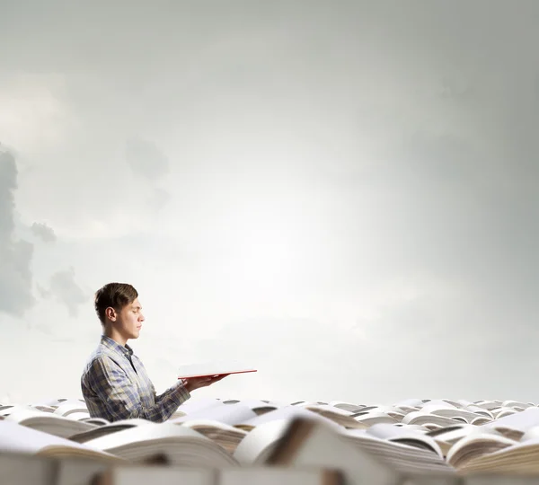 Bücher lassen dich über den Rest hinauswachsen — Stockfoto