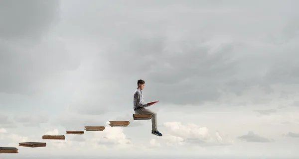 Bücher lassen dich über den Rest hinauswachsen — Stockfoto