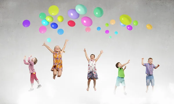 Hravé děti chytit balóny — Stock fotografie