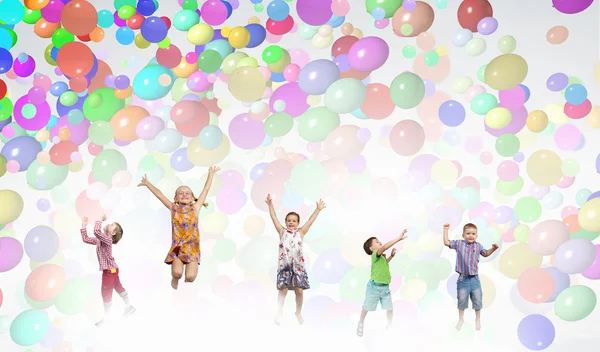 Enfants ludiques attraper des ballons — Photo