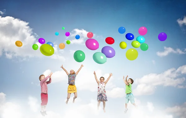 Speelse kinderen vangen ballonnen — Stockfoto