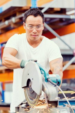 Asya işçi fabrikada üretim tesisi