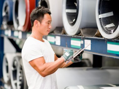 Asya işçi fabrikada üretim tesisi