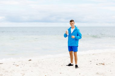 Şişe su ile tutarak kendine güvenen genç adam