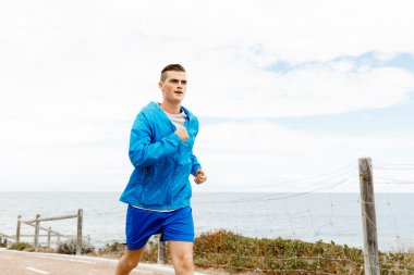 sağlıklı çalışan adam