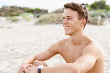 Yakışıklı adam sahilde poz