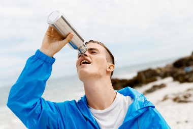 adam bir spor Şişeden içme