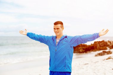 Silah spor giyim ile genç adam uzanmış