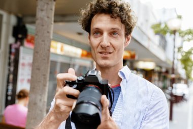 Erkek fotoğrafçı alarak resim