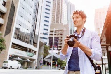 Erkek fotoğrafçı alarak resim