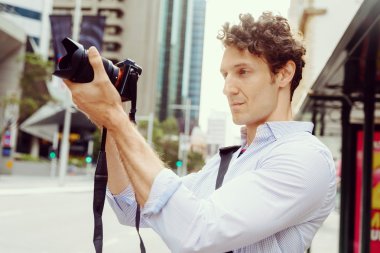 Erkek fotoğrafçı alarak resim