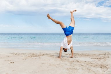 genç adam sahilde atlama