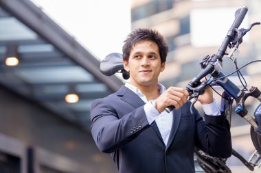 Başarılı bir iş adamı binicilik bisiklet