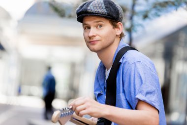 Gitar City ile genç müzisyen