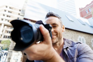 Erkek fotoğrafçı alarak resim