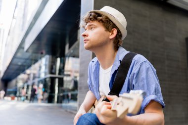 Gitar City ile genç müzisyen