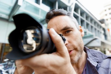 Erkek fotoğrafçı alarak resim