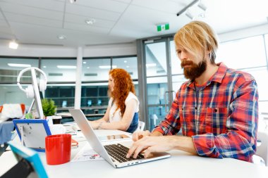 birlikte çalışan iki ortak çalışanlar