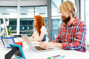 İş arkadaşları birlikte çalışma