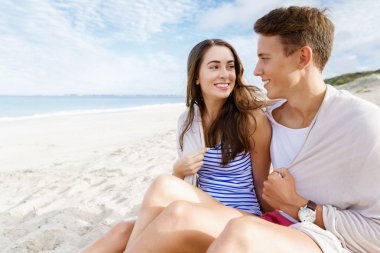 Sahilde oturup romantik genç Çift