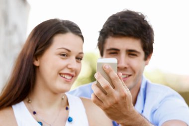 Parktaki genç çift.