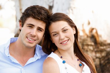 Parktaki genç çift.