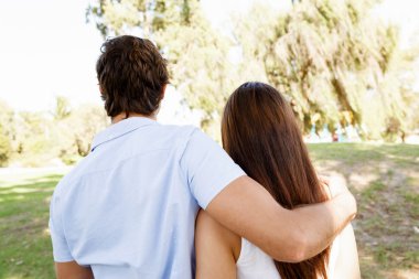 Parktaki genç çift.