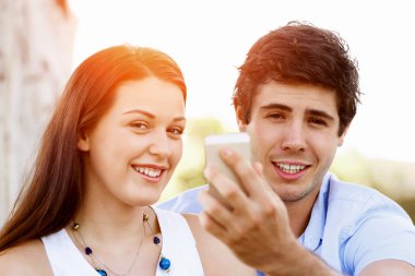 Parktaki genç çift.