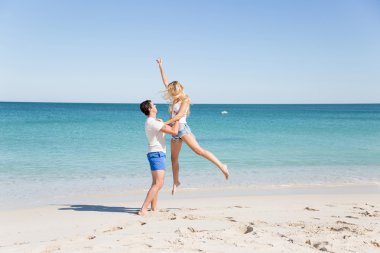 Mutlu çift Beach tatile atlama