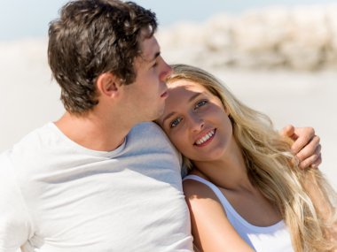 Sahilde oturup romantik genç Çift