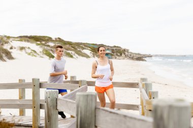 Kaçakçıları. Plajda çalışan genç Çift
