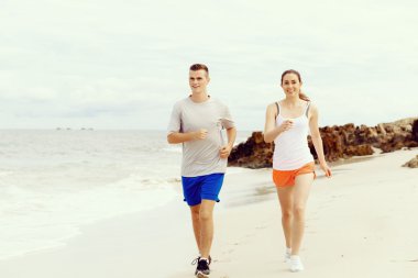 Kaçakçıları. Plajda çalışan genç Çift