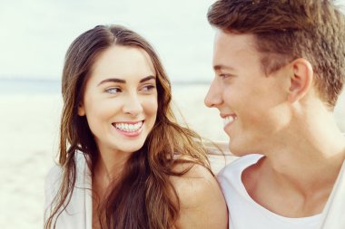 Sahilde oturup romantik genç Çift