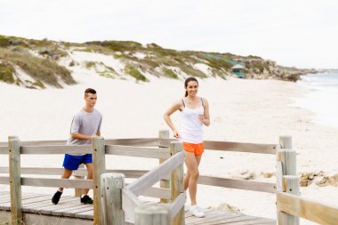 Kaçakçıları. Plajda çalışan genç Çift