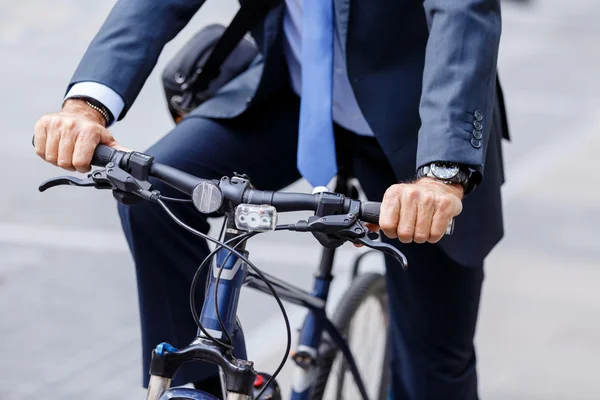 Sukcesy biznesmen jazda rowerem — Zdjęcie stockowe