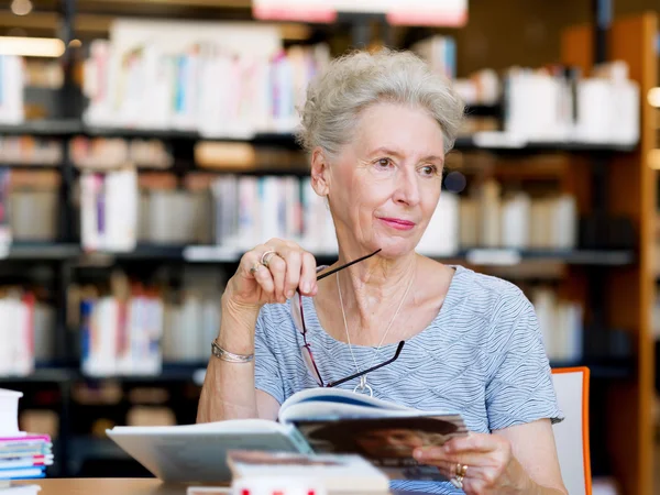 Prendre son temps avec de nouveaux livres — Photo