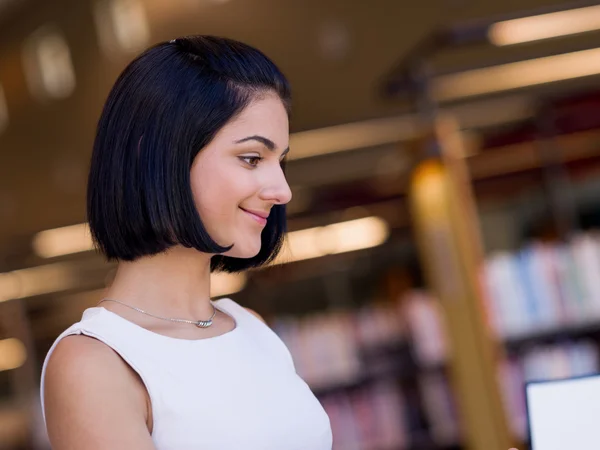 Happy kvinnlig student på biblioteket — Stockfoto