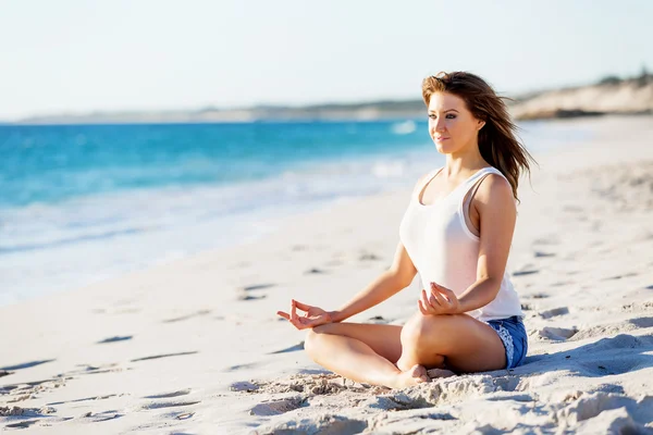 Junge Frau entspannt am Strand — Stockfoto