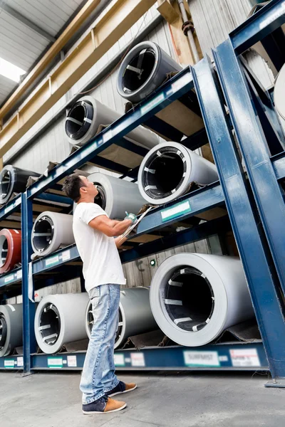 Asian worker in production plant on the factory floor — Stock Photo, Image