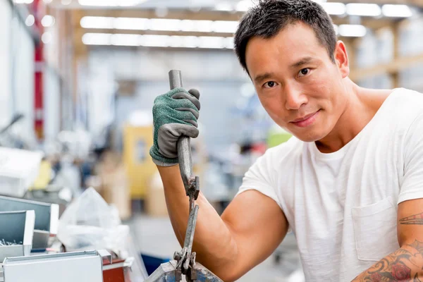 Aziatische werknemer in fabriek op de werkvloer — Stockfoto