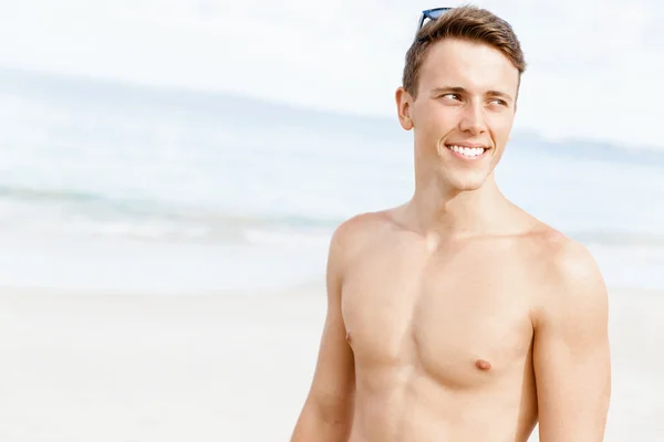 Schöner Mann posiert am Strand — Stockfoto