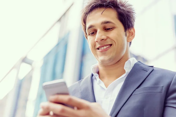 Retrato de empresario confiado al aire libre — Foto de Stock