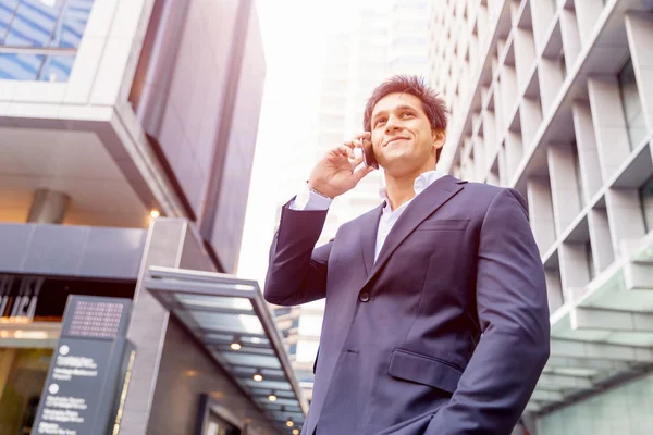 Retrato de empresario confiado al aire libre — Foto de Stock