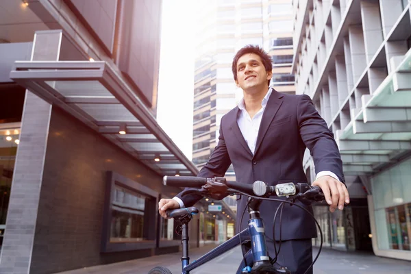 Succesvolle zakenman met fiets — Stockfoto