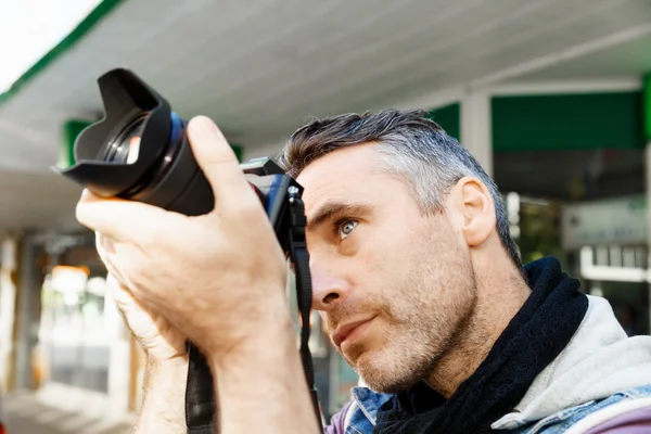 Male photographer taking picture — Stock Photo, Image